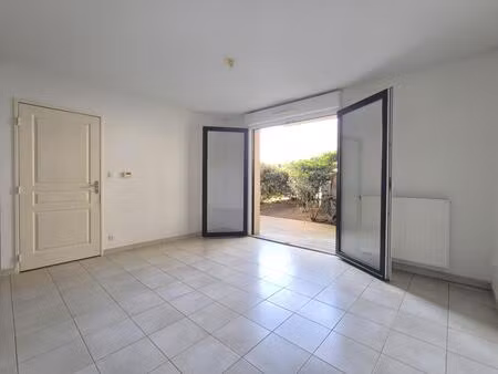 sainte luce sur loire - appartement t2 jardinet et parking