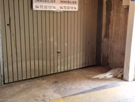 box fermé dans résidence