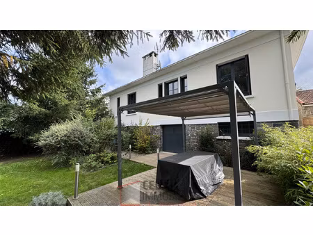 maison familiale de 150 m2 avec piscine et grand terrain  sa