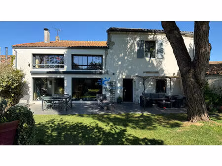 propriete charentaise 235 m² 5 chambres piscine