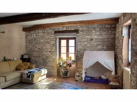 maison de village en pierres avec balcon