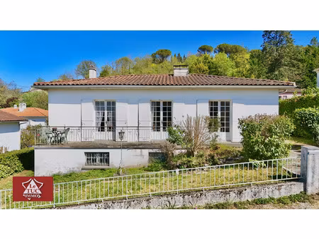 villa avec grand garage et jardin.