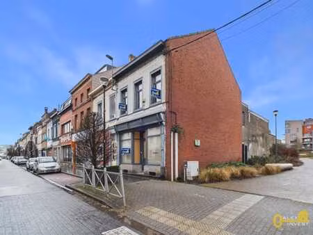 ensemble immobilier avec maison et batterie de garages