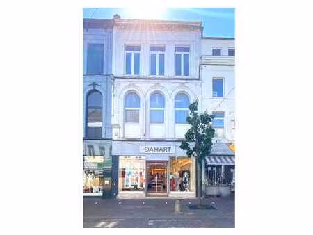 bel immeuble de commerce situé dans le piétonnier de la louv