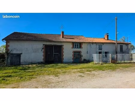 en charente-limousine  venez découvrir cet ancien corps de ferme composé d'une longère