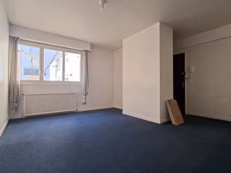 pau centre  grand t2 entierement renove