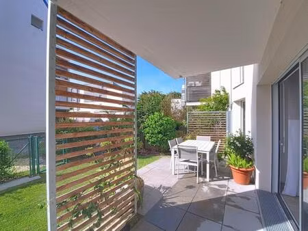 ploemeur centre : grand type 2 avec jardin et parking en sous-sol