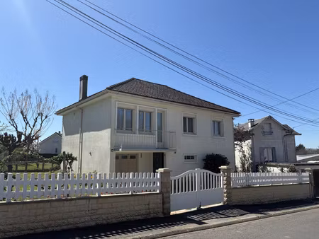 pompadour   proche du centre ville