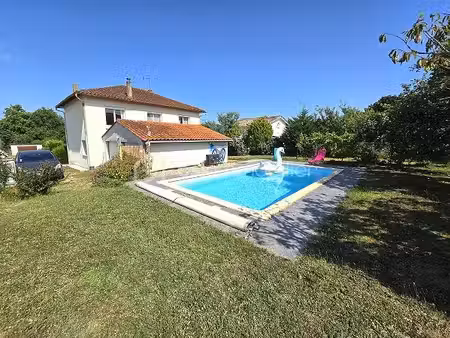 maison de ville de 120 m2   4 chambres  piscine sur un terrain de 828 m2 !!!