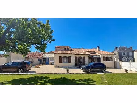 superbe maison de charme 137 m2 terrain plat 1600 m2 garage preau