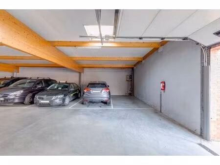 zeer goed gelegen overdekte autostaanplaatsen te huur