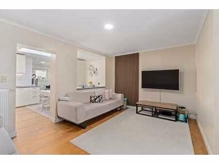 maison rénovée avec 3 chambres et un joli jardin.