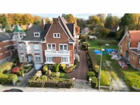 vaste demeure bourgeoise dans un parc arboré avec étang