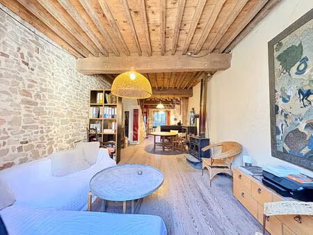 charmante maison de ville en plein coeur de saint amour et son atelier conséquent