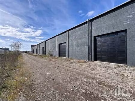 box de stockage + possibilité de location de bureaux indépen