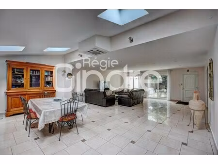 maison de luxe à vendre dans le quartier les poulettes