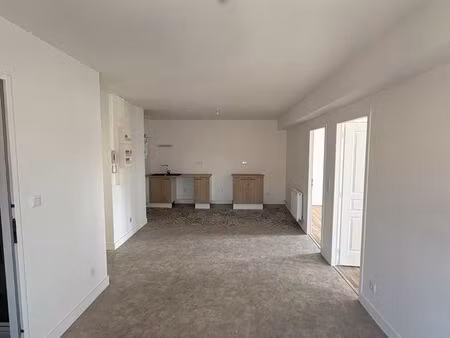 t3 56m² rénové – lumineux – courpière centre