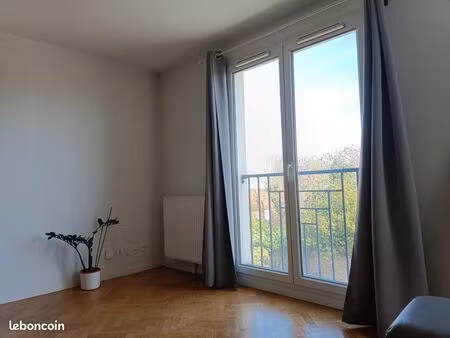 2 pièces meublé 44 m² calme + balcon + parking – rer c/d – idéal actif/couple