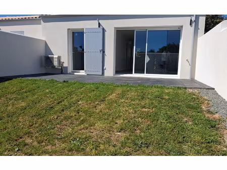 location maison  m² t-3 à saint-just-luzac  930 €