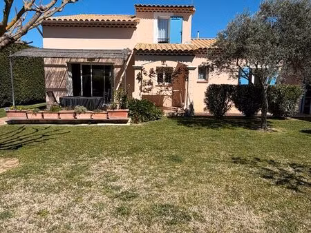 une charmante villa avec un espace de vie de 158 m2