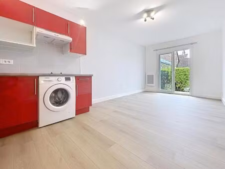 quartier résidentiel : studio en rdc avec parking