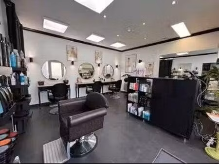 salon de coiffure lumineux et fonctionnel