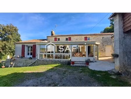 maison spacieuse avec dépendances et jardin arboré