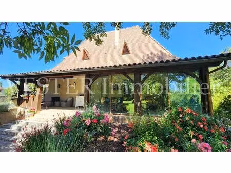 superbe maison périgourdine en parfait état avec 4 chambres + sous-sol  sur un parc arboré