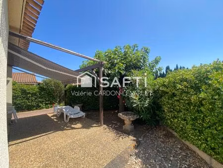 maison dans une résidence de vacances avec piscines