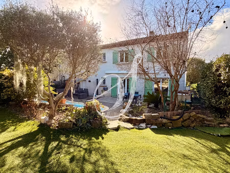 villa de type 6  trois chambres avec jardin  piscine & garag