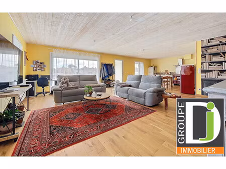 maison à étage  avec 3 garages de 30 m2 chacun