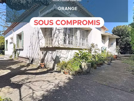 maison orange d'environ 110m² habitables