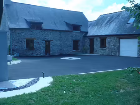 grande maison en pierre près de vitré