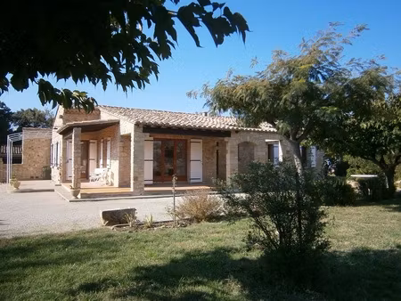location villa en pierres apparentes à mazan