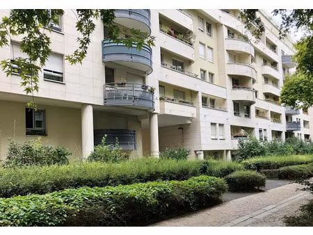 location meublée appartement 3 pièces 62 m² à courbevoie (92400)  1 920 €