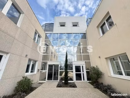 bureaux 698 m²