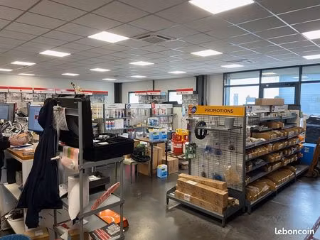 st priest : local 340 m2 dans parc privé récent  clos  et sécurisé