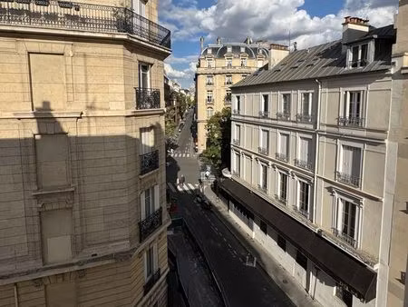 dans un immeuble pierre de taille entièrement rénové appartement de 3-4 pièces situé au 4è