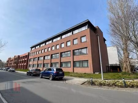 lichtrijke ruime kantoorruimte met open indeling in het h...