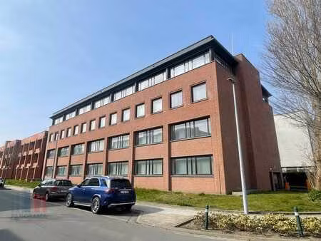 lichtrijke ruime kantoorruimte met open indeling in het h...