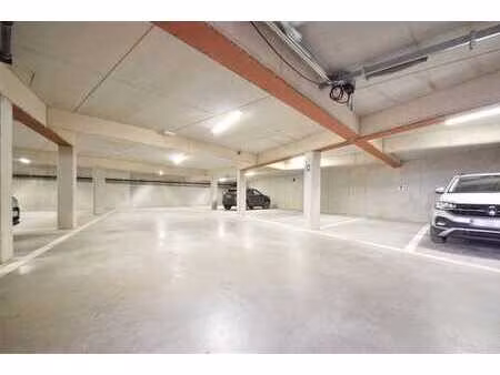 ondergrondse autostaanplaats(en) in het centrum.