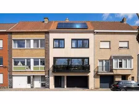 maison spacieuse avec garage et panneaux solaires en plein