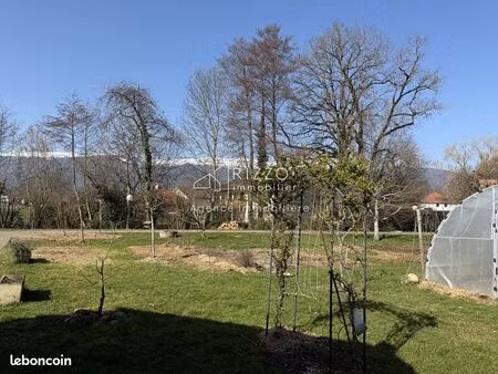 terrain 4 pièces 557 m²