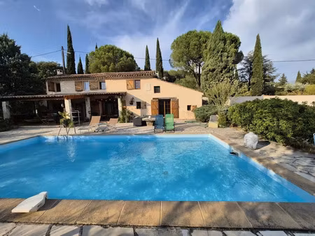 location meublée maison 10 pièces 149 m² à cotignac (83570)  2 700 €
