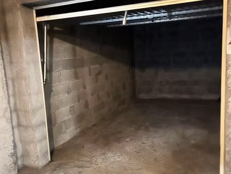 garage fermé pour petite voiture - proche monoprix et centre ville