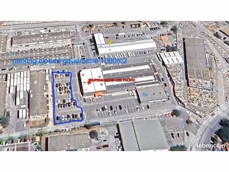 parking goudronné et clôturé d'environ 1000m2