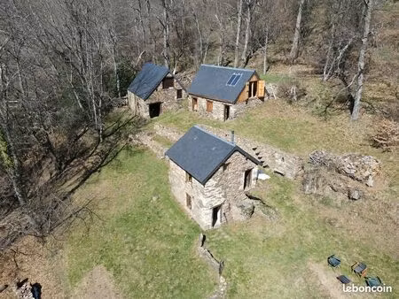 magnifique hameau de montagne avec une maison  2 granges  2 2 hectares et deux ruines