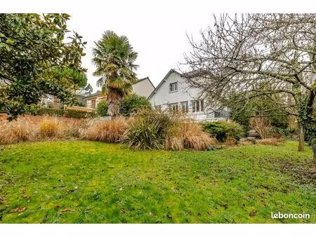 ? maison familiale 180 m² (incluant appartement pour prof libéral) + 150m2 de terrain cons