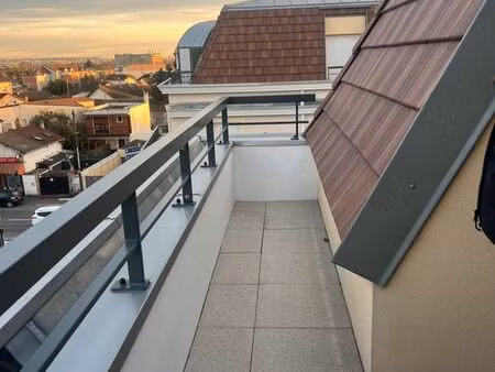 à louer – superbe studio meublé avec 3 terrasses au blanc-mesnil – 900 /mois cc