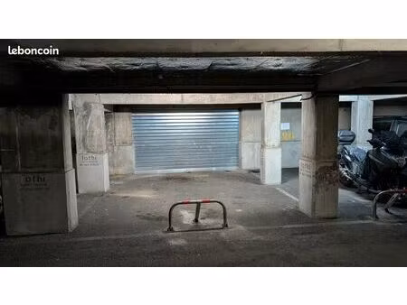 grand local entrepot (ou box / garage) + place de parking